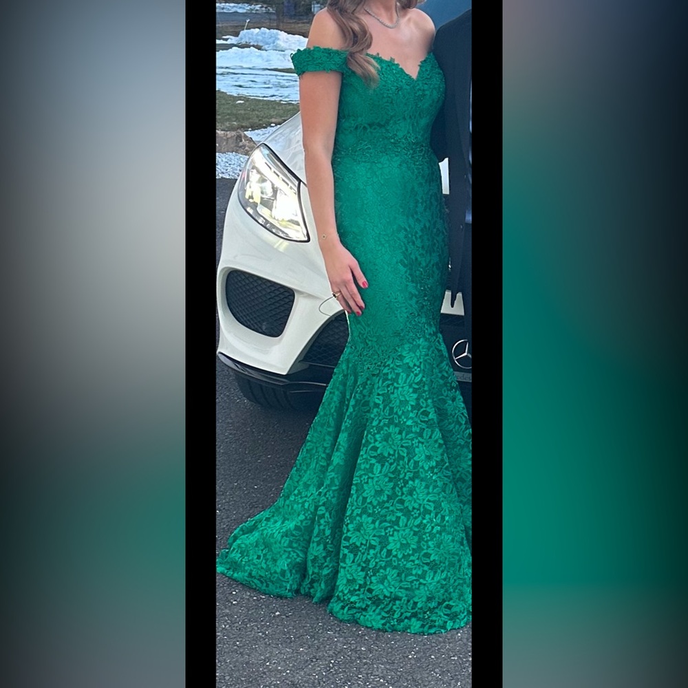 Off the shoulder emerald green mermaid dress